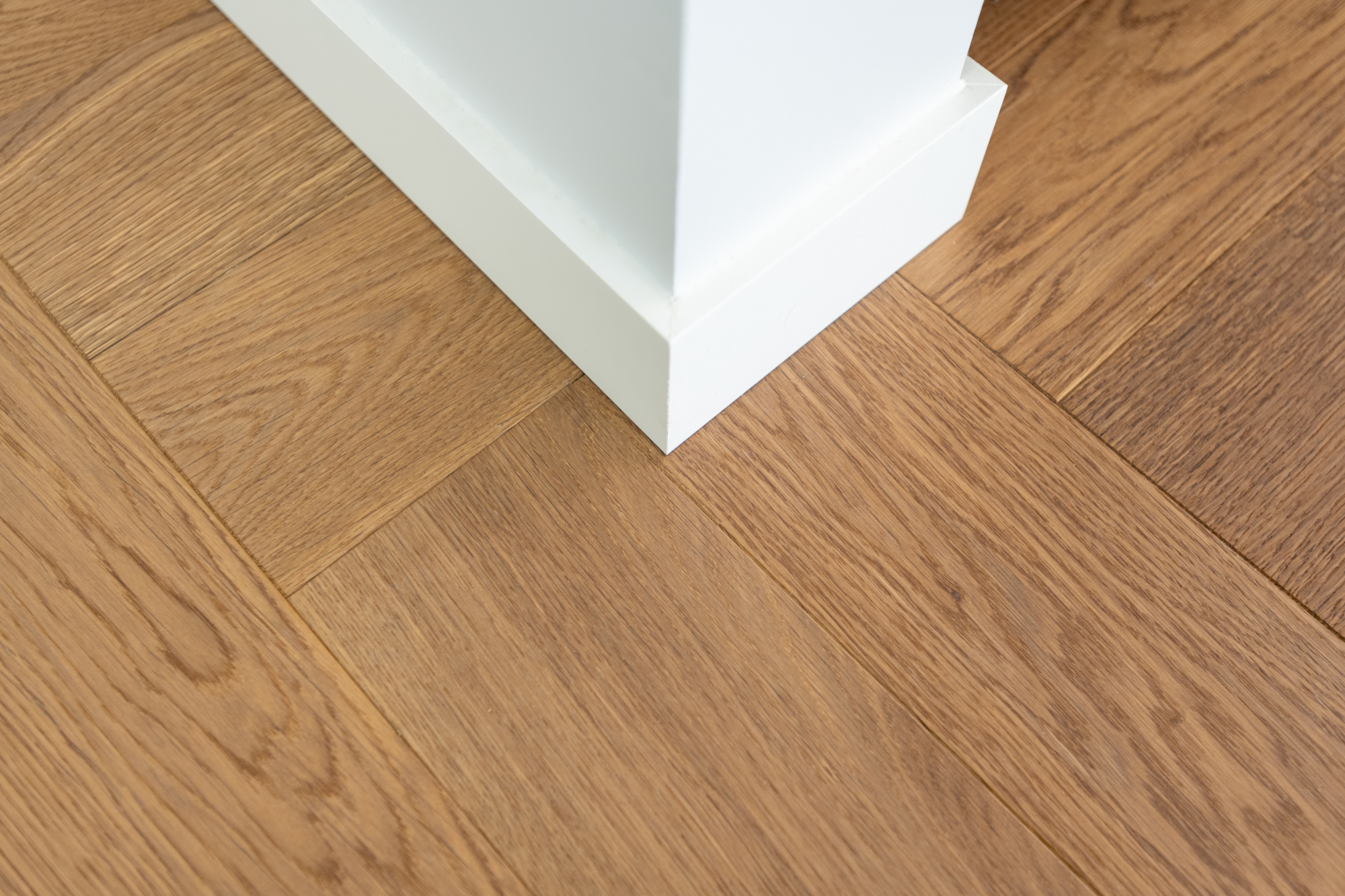 Parketti tammi kalanruoto Basica UV lacquer Honey